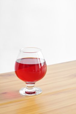 Bardakta kırmızı şarap.