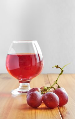 Bardakta kırmızı şarap.