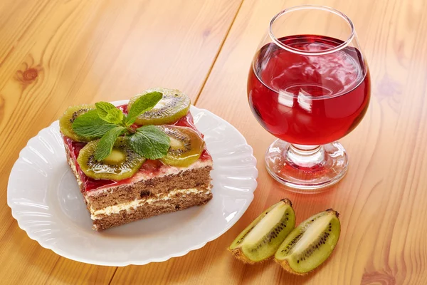 Bicchiere di vino rosso e dessert — Foto Stock