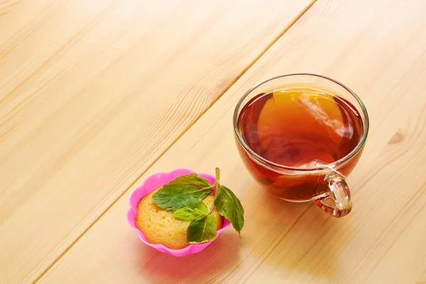 Tea with mint and fruitcake — Stock Photo, Image