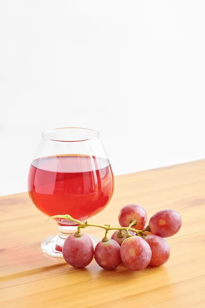 Vino tinto en una copa —  Fotos de Stock