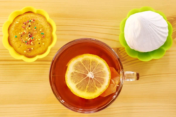 Lemon tea and cake — Stock Photo, Image