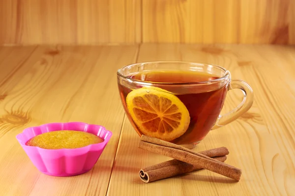 Tè nero con muffin al limone e cannella — Foto Stock