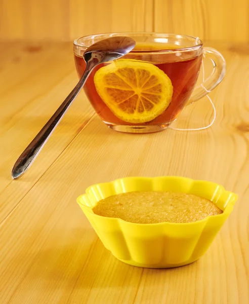 Thé noir au citron et muffins à la cannelle — Photo