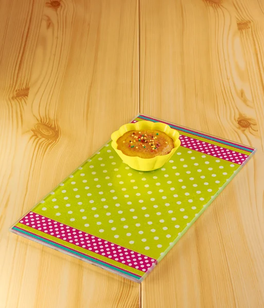 Yeşil kesme tahtası üzerinde tarçınlı kek