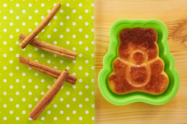 Torta alla cannella a forma di cucciolo d'orso — Foto Stock