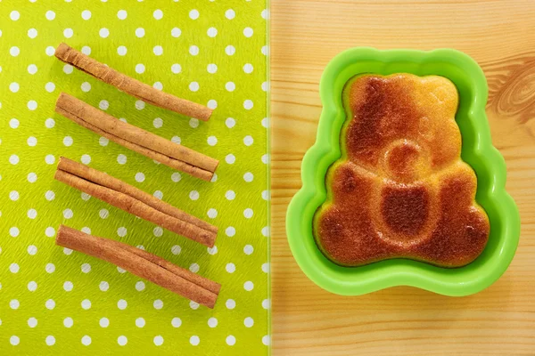 Torta alla cannella a forma di cucciolo d'orso — Foto Stock