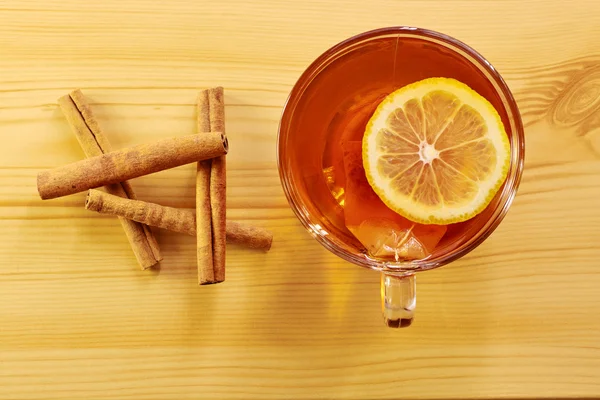 Чай с лимоном и корицей — стоковое фото