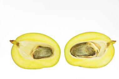 Olgun mango yarısı dilimlenmiş