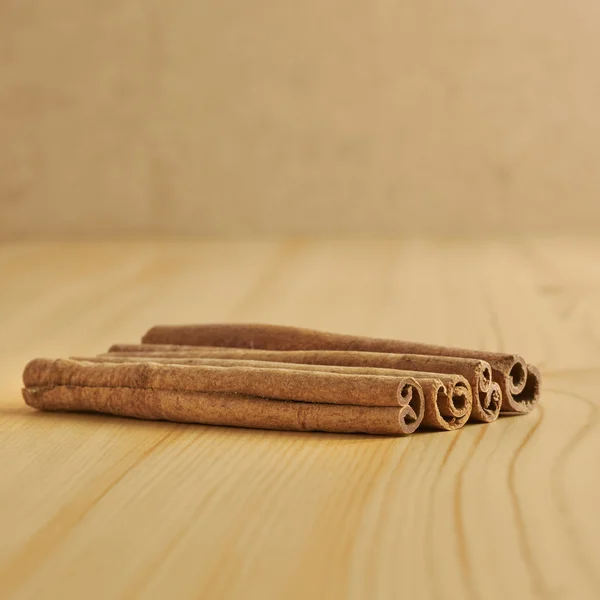 Palitos de canela en una mesa de madera —  Fotos de Stock