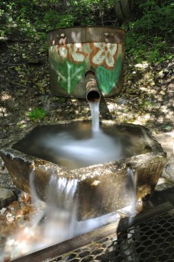 Bir yaz gününde küçük şelale