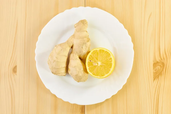 Корінь імбиру і лимон — стокове фото