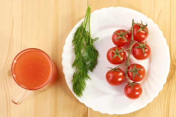 Pomodoro rosso e un bicchiere di succo — Foto Stock