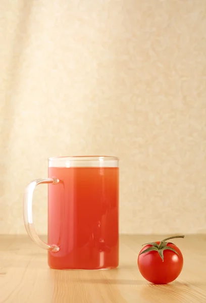 Pomodoro rosso e un bicchiere di succo — Foto Stock