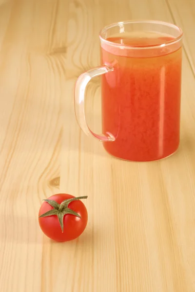 Pomodoro rosso e un bicchiere di succo — Foto Stock