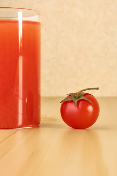Czerwony pomidor i szklankę soku — Zdjęcie stockowe
