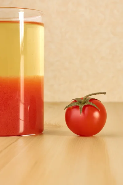 Pomodoro rosso e un bicchiere di succo — Foto Stock