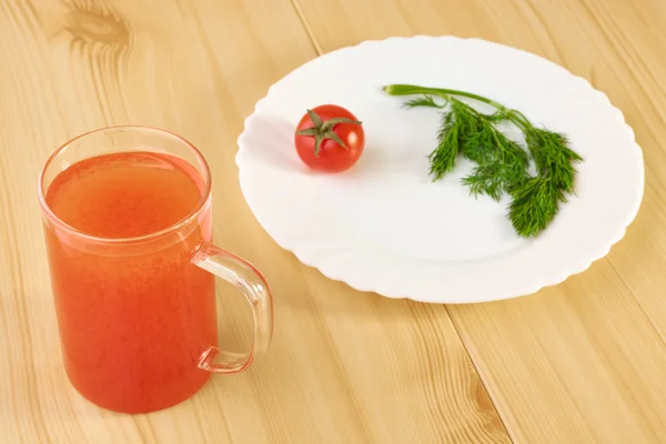 Pomodoro rosso e un bicchiere di succo — Foto Stock