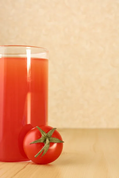 Pomodoro rosso e un bicchiere di succo — Foto Stock