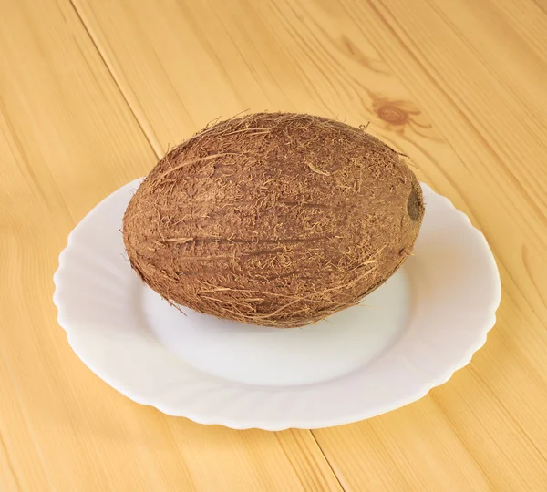 Coco en la mesa de madera — Foto de Stock