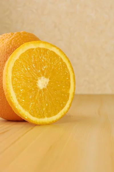 Naranjas sobre mesa de madera — Foto de Stock