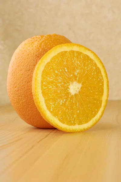 Naranjas sobre mesa de madera —  Fotos de Stock