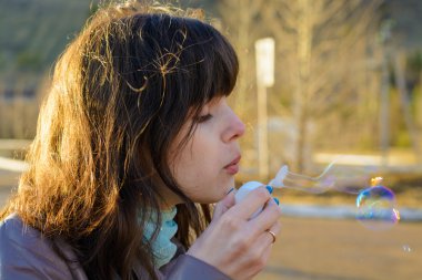 Kadın bir sabun köpüğü darbeler