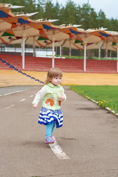 Bambina passeggia nel parco — Foto Stock