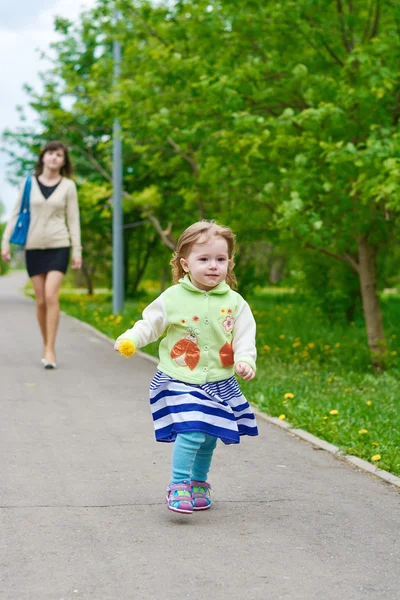 Bambina passeggia nel parco — Foto Stock