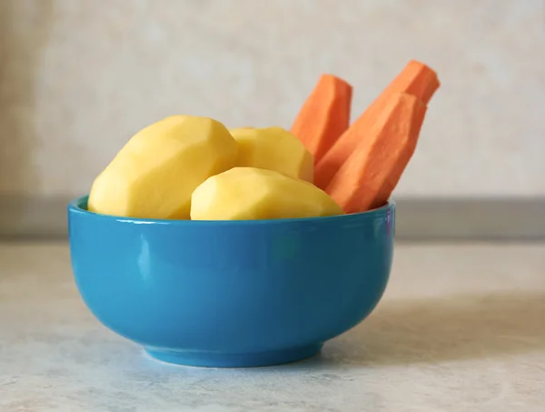 Peeled carrots and potatoes — Stock Photo, Image