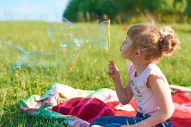 Kız baloncukları üflüyor