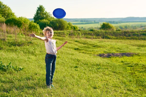 Dívka si hraje frisbee v parku — Stock fotografie