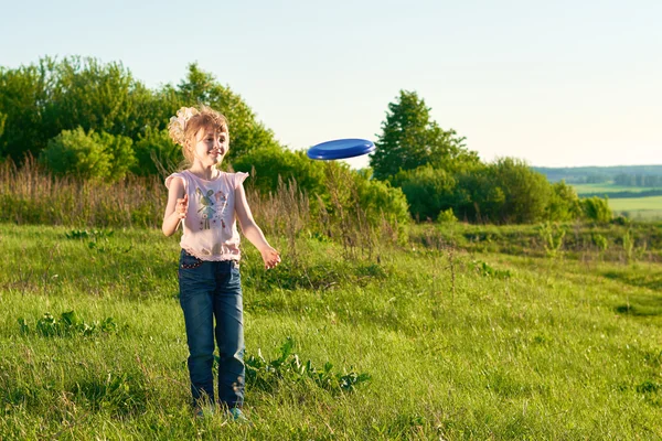 Ragazza che gioca frisbee nel parco — Foto Stock