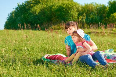 Anne ve kızı parkta.