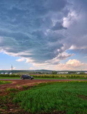 Otoyolda araba sürmek