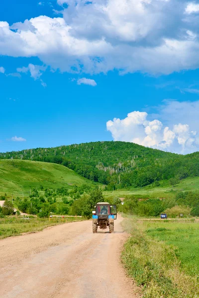 Трактор на заміській дорозі — стокове фото