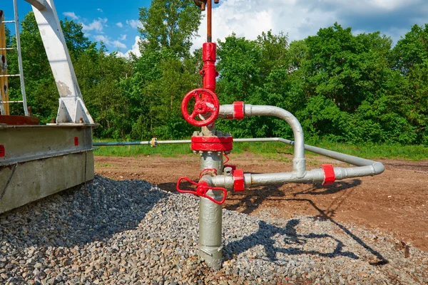 Ölpipeline mit dem Armaturenventil — Stockfoto