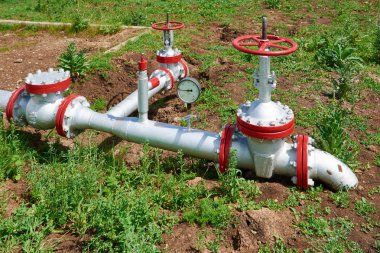 petrol kuyusu ağzında boru hattı vanaları