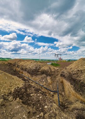 pompa birimi çalışan yeraltı boru hatları
