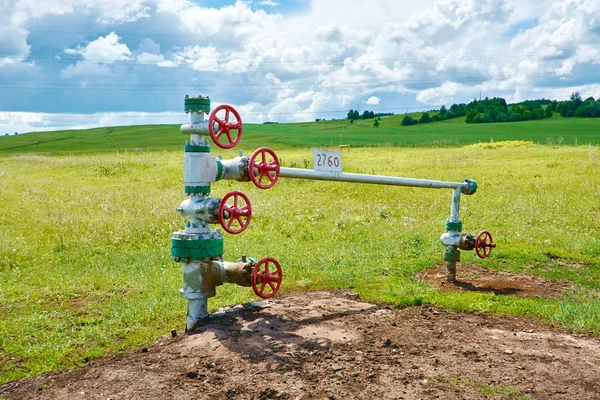 Valves on the pipeline at the mouth of the oil well — Stock Photo, Image