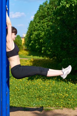 Kız bir parkta devreye girer