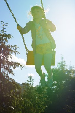 Kız salıncakta sallanıyor