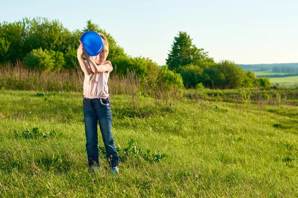 Ragazza che gioca frisbee nel parco — Foto Stock