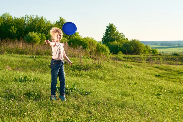Ragazza che gioca frisbee nel parco — Foto Stock
