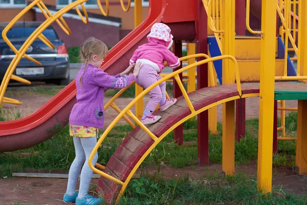 Due ragazze stanno giocando al parco giochi — Foto Stock