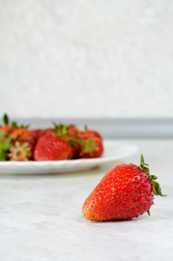 Beyaz tabakta çilek