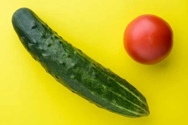 Komkommer en tomaat — Stockfoto