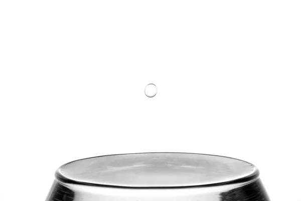 Падіння крапель води на білому тлі — стокове фото