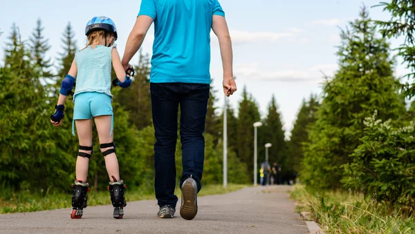 Ragazza pattinaggio a rotelle con mio padre — Foto Stock