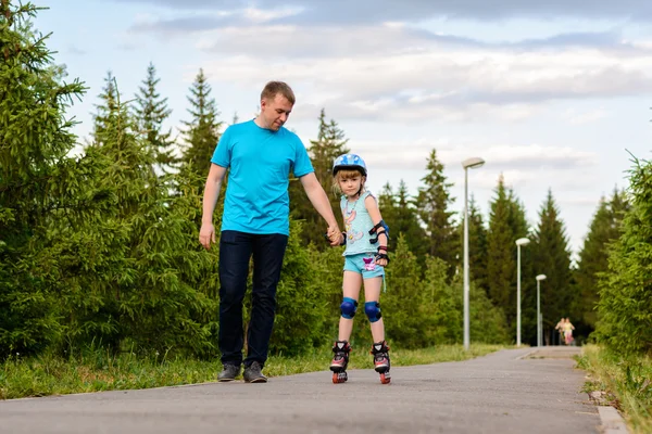 Ragazza pattinaggio a rotelle con mio padre — Foto Stock